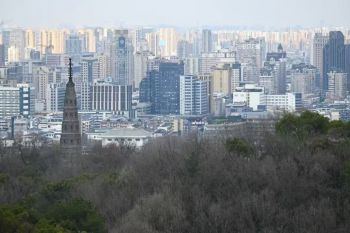 宝石山记：西湖之畔的赭色梦境